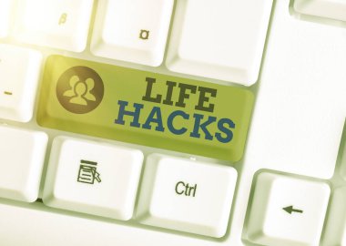 Yaşam Hackerlarını gösteren mesaj işareti. Aktiviteleri etkili bir şekilde yönetmek için benimsenmiş kavramsal fotoğraf stratejisi veya teknik beyaz tuş alanının üzerinde boş not kağıdı ile birlikte beyaz pc klavye.