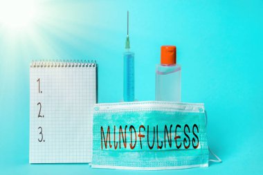 Farkındalığı gösteren kavramsal el yazısı. İşletme fotoğrafı, sağlık değerlendirmesi için not defteri olan tıbbi ekipmanların dikkatinin dağıtılmasıyla elde edilen zihinsel durumdur..