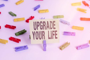 Kelime yazma metni Hayatınızı Yükseltin. İş konsepti yaşam tarzınızı iyileştirmek için daha zengin ve mutlu olun Renkli çamaşır iğnesi kağıtları boş hatırlatıcı beyaz zemin arka plan ofisi.