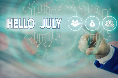 Hello July 'yi gösteren bir not yazıyorum. Tatil Sistemleri Yöneticisi Kontrolü, Vites Yapılandırma Aracıları konsepti için gelecek tatil ayı için heyecanı gösteren iş fotoğrafı.