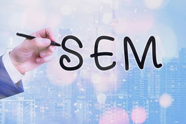 Sem 'i gösteren kavramsal el yazısı. İş metni arama motoru pazarlama İnternet pazarlaması web sitesinin tanıtımını içeriyor İş dünyasındaki önemli ayrıntıları dokunmatik ekran dijital olarak işaretleme.