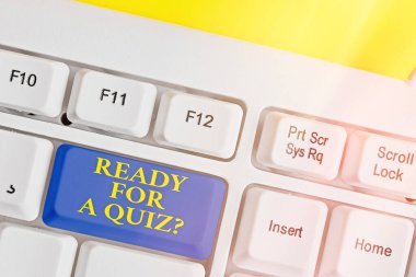 Kavramsal el yazısı bir quiz sorusuna hazır olduğunu gösteriyor. Bir sınava hazırlanırken iş fotoğrafı metni eğitim değerlendirmesi alınıyor.
