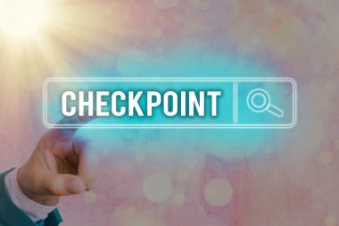 Kontrol Noktası 'nı gösteren not yazılıyor. Gezginlerin güvenlik kontrollerine tabi olduğu iş fotoğraflı girişi, İnternet arama dijital bilgi fütüristik teknoloji ağı bağlantısı.