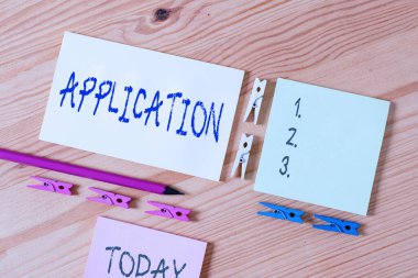 Kelime yazma uygulaması. Resmi ve genellikle yazılı bir şey için iş konsepti Renkli çamaşır iğnesi kağıtları boş hatırlatıcı ahşap zemin ofis.