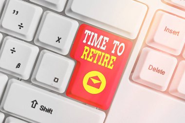 Sözcük yazma emekli olma zamanı. Banka tasarruf hesabı, sigorta ve emeklilik planlama için iş konsepti Beyaz pc klavye üzerinde boş not kağıdı beyaz anahtar kopya alanı üzerinde.