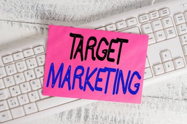 Kelime yazma, hedef pazarlama. Pazarlamacılar için iş kavramı en önemli görev ayrıca strateji satın almada da kullanılmaktadır. Beyaz klavye ofis malzemeleri boş dikdörtgen şekilli kağıt anımsatıcı ahşap.