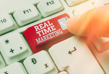 Gerçek zamanlı pazarlama yazan el yazısı. Mevcut eğilimler ve müşteri geribildirimlerine odaklanmış iş stratejisini kavra.