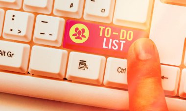 Kelime yazma metni yapılacaklar listesi. Tamamlanması ve düzenlenmesi gereken görevler listesi için iş konsepti beyaz tuş alanının üzerinde boş not kağıdı olan öncelikli beyaz pc klavye.