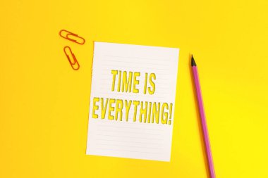 Zamanı gösteren kavramsal el yazısı her şeydir. Zamanın iş fotoğrafı metni önemi masadaki boş kağıt yığınının sonucunu büyük ölçüde etkiler..