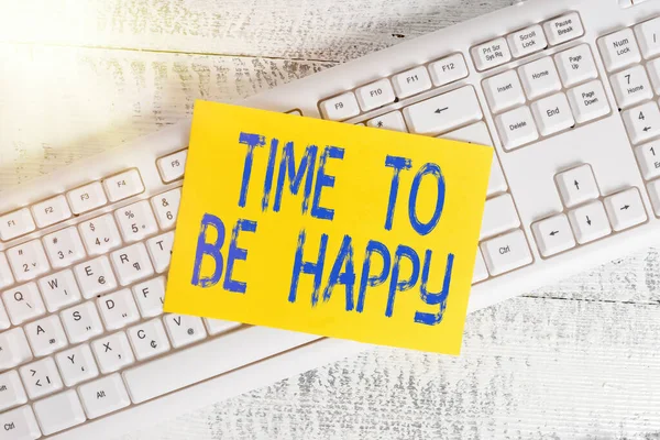 Text s rukopisem Time To Be Happy. Koncept znamená smysluplnou práci Pracovníci s účelem Štěstí pracoviště Bílá klávesnice kancelář dodává prázdný obdélník ve tvaru papíru připomínka dřeva. — Stock fotografie