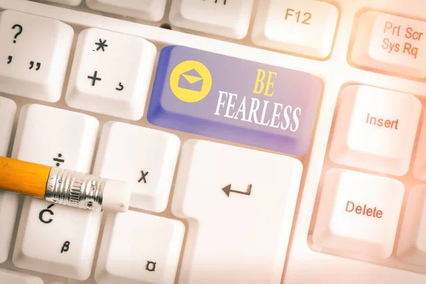 Escribiendo una nota que muestra Be Fearless. Foto de negocios mostrando acto de esforzarse por llevar una vida extraordinaria y hacer una diferencia Teclado de PC blanco con papel de nota vacío por encima del espacio de copia de tecla blanca . — Foto de Stock