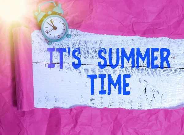 Texto de escritura de palabras Es S hora de verano. Concepto de negocio para la temporada para la diversión y la emoción disfrutando del clima soleado . —  Fotos de Stock