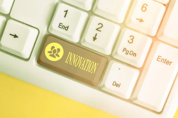 Word writing text Innovation. Geschäftskonzept für neue Ideen kreative Ideen frische Ideen im Werkzeugformprozess Weiße PC-Tastatur mit leerem Notizpapier über weißem Kopierraum. — Stockfoto