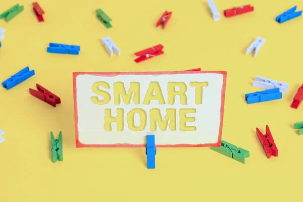 Escritura manual conceptual que muestra Smart Home. Casa equipada con texto de foto de negocios se puede controlar remotamente por teléfono o computadora Papeles de pinza de ropa de colores recordatorio vacío piso amarillo oficina . —  Fotos de Stock