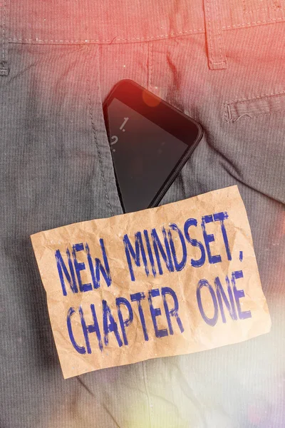 New Mindset, Chapter 1 을 보여 주는 필기 노트. 사업 사진에 나타나는 태도 와사 고방식의 변화를 보여 주는 사업 사진 바지 앞 포켓 용지 안에 있는 열심 히 일하는 스마트 폰 장치를 개선하는 모습. — 스톡 사진