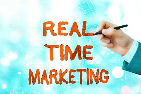 Εννοιολογική γραφή χέρι δείχνει Real Time Marketing. Επιχειρηματική στρατηγική φωτογραφία κειμένου επικεντρώθηκε στις τρέχουσες τάσεις και τα σχόλια των πελατών. — Φωτογραφία Αρχείου