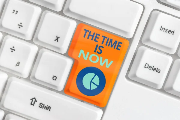 Scrittura concettuale a mano che mostra The Time Is Now. Foto d'affari che mostrano che dobbiamo agire immediatamente se vogliamo qualcosa di fatto. — Foto Stock