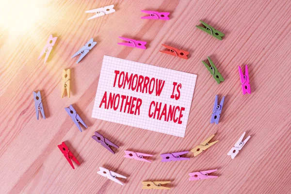 Textskylt "Tomorrow is Another Chance". Konceptfoto Fler möjligheter bättre resultat trots misslyckande Färgade klädnypor tom påminnelse trägolv bakgrund kontor. — Stockfoto