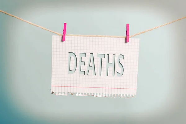 Signo de texto mostrando Muertes. Foto conceptual cese permanente de todos los signos vitales, ejemplo de morir individuo tendedero pinza de ropa rectángulo en forma de papel recordatorio escritorio de madera blanca . — Foto de Stock