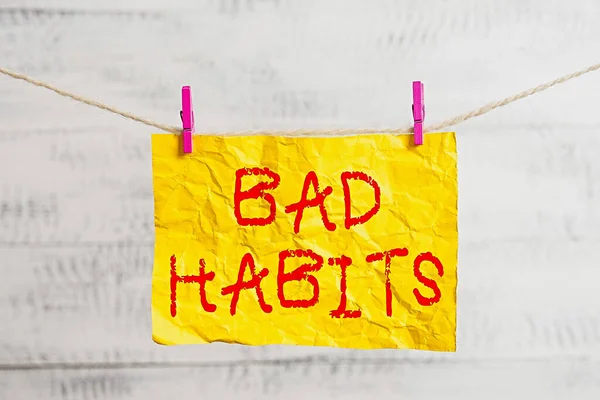 Woord schrijven tekst Bad Habits. Zakelijk concept voor de oncontroleerbare negatieve gewoonlijke gedragspatroon van een individuele waslijn wasknijper rechthoekig papier herinnering wit hout bureau. — Stockfoto