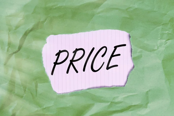 Note d'écriture montrant Price. Photo d'affaires mettant en valeur la somme des valeurs que le client donne pour gagner les avantages d'avoir vert froissé feuille de papier coloré déchiré fond coloré. — Photo