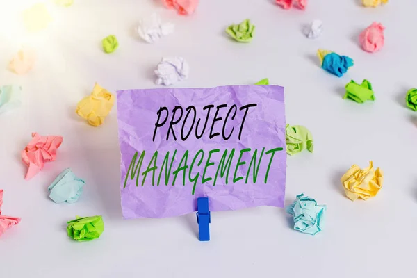 Scrittura di testi Word Project Management. Concetto aziendale per la pratica del lavoro di un team per raggiungere obiettivi specifici Carte colorate accartocciate vuoto promemoria bianco pavimento sfondo molletta. — Foto Stock