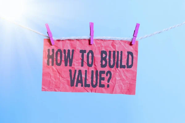 Kézírás szövegírás How To Build Value Question. Koncepció jelentése lépések épület ügyfelek ügyfélkapcsolat Clothesline ruhaszárító téglalap alakú papír emlékeztető fehér fa íróasztal. — Stock Fotó
