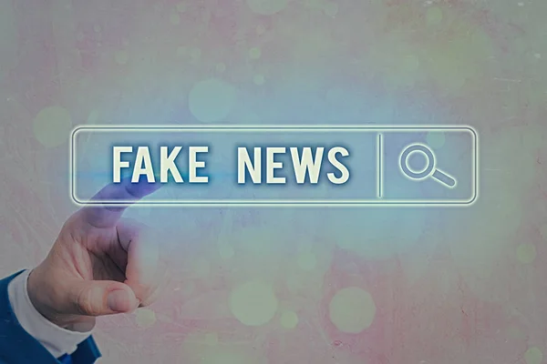 Записка про Fake News Бізнес-фото, що демонструє помилкову інформацію публікується під виглядом автентичного веб-пошуку цифрової інформації футуристичне технологічне мережеве з'єднання. — стокове фото