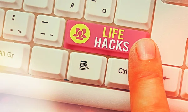 Parola scrittura testo Life Hacks. Concetto di business per strategia o tecnica adottata per gestire le attività in modo efficiente Tastiera bianca per pc con carta a note vuote sopra lo spazio di copia a chiave bianca. — Foto Stock