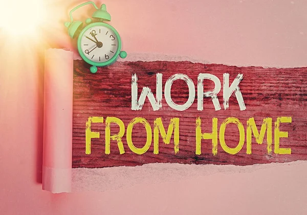 Textschild mit der Aufschrift Work From Home. Konzeptfoto kommuniziert mit dem Unternehmen hauptsächlich von zu Hause aus flexibel gerollt zerrissene Pappe über einer klassischen Tischkulisse aus Holz platziert. — Stockfoto