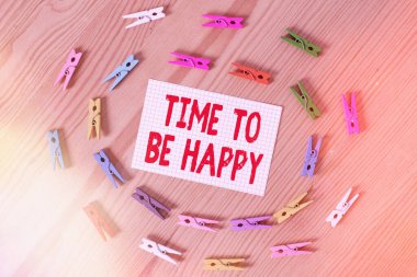 Mutlu Olma Zamanı 'nı gösteren bir mesaj. Kavramsal fotoğraf anlamlı iş işçiler bir amaç için Mutluluk işyeri Renkli çamaşır iğnesi kağıtları boş ahşap hatırlatıcı zemin ofis.