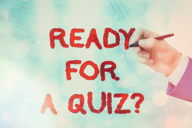Kavramsal el yazısı bir quiz sorusuna hazır olduğunu gösteriyor. Bir sınava hazırlanırken iş fotoğrafı metni eğitim değerlendirmesi alınıyor.