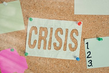 Krizi gösteren mesaj işareti. Değişken ve tehlikeli bir duruma yol açacak kavramsal fotoğraf olayı Corkboard renk boyut kağıt raptiye raptiye raptiye bilborda uyarı panosu.