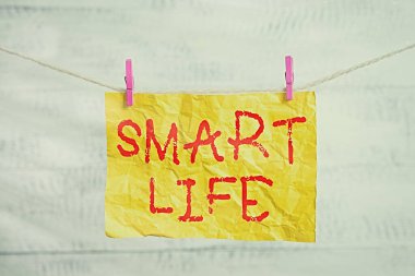 Sözcük yazma Akıllı Hayat. Yaşamı keyifli ve rahat hale getirmek için çalışan teknoloji için iş konsepti çamaşır ipi, dikdörtgen şeklindeki kağıt hatırlatıcı beyaz ahşap masa.