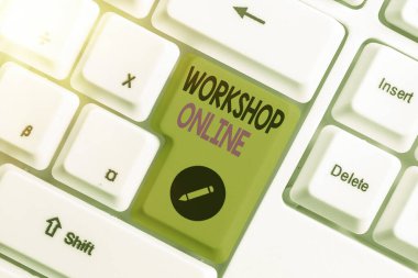 Çevrimiçi Atölye 'yi gösteren kavramsal el yazısı. Bilgi sağlamak için iş fotoğrafı kursu kullanılabilir, dijital platform beyaz pc klavye beyaz tuş kopya alanının üzerinde boş not kağıdı ile.