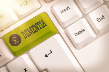 Bunama 'yı gösteren bir not yazıyorum. Beyaz tuş boşluğu üzerinde boş not kağıdı ile bellek pc klavyesinde bir kayıp ile hastalıklar ve rahatsızlıklar genel sözcüğünü gösteren iş fotoğrafı.