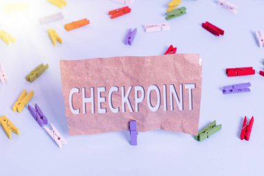 Kontrol noktasını gösteren mesaj işareti. Gezginlerin güvenlik kontrollerine tabi olduğu kavramsal fotoğraflı giriş. Renkli çamaşır iğnesi kağıtları boş hatırlatıcı mavi zemin ofis broşu..