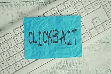 Tıklama resmini gösteren metin işareti. Kavramsal fotoğraf ana amaç, beyaz klavye ofisi boş dikdörtgen şekilli kağıt hatırlatıcı ahşap tedarik eden bir web sayfasına dikkat çekmektir..