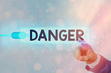 Tehlike gösteren kavramsal el yazısı. İş fotoğrafı genel metni her türlü yaralanma veya kötü sonuçlara karşı sorumluluk için kelime web veri güvenlik uygulama sistemi için asma kilit.