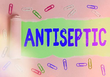 Kelime yazma metni antiseptik. Antimikrobiyal ajanlar için iş konsepti. Klasik ahşap bir masa arkaplanının üzerine yerleştirilmiş parçalanmış karton mikro organizmayı geciktirir ya da tamamen ortadan kaldırır..