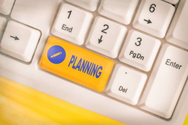 Kelime yazma metni planlama. İstenen sonuçları elde etmek için iş konsepti, beyaz tuş alanının üzerinde boş not kağıdı bulunan ilk ve en önemli pc klavyesidir.