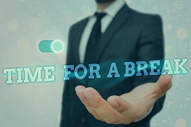 Mesaj işareti mola zamanı olduğunu gösteriyor. Kavramsal fotoğraf. İşçilerin kısa bir süre çalışmayı bıraktığı bir program..