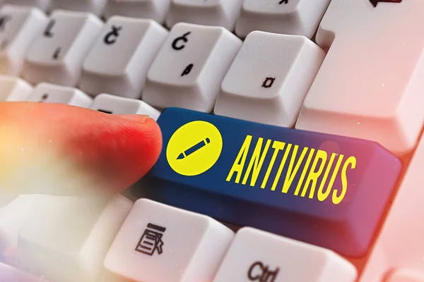 Escribiendo nota mostrando Antivirus. Muestra de fotos de negocios adecuada para la detección y eliminación de virus informáticos Teclado de PC blanco con papel de nota vacío sobre el espacio de copia de tecla blanca . — Foto de Stock