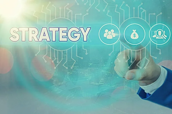 Escrevendo nota mostrando Estratégia. Foto de negócios mostrando plano de ação ou estratégia projetada para alcançar um objetivo geral Controle do administrador do sistema, conceito de ferramentas de configuração de engrenagem . — Fotografia de Stock