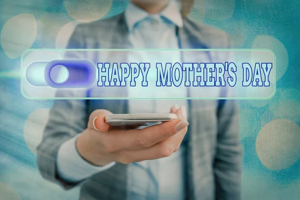 Текстовый знак "Счастливого Дня Матери". Концептуальная фотография, отмечаемая в честь материнства - это влияние в обществе . — стоковое фото
