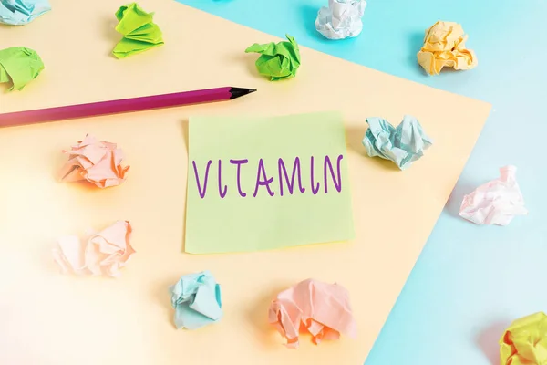 Texto de escritura de palabras Vitamina. Concepto de negocio para molécula orgánica que es micronutriente esencial que el organismo necesita Papeles arrugados coloreados recordatorio vacío Pasador de ropa de fondo amarillo azul . — Foto de Stock