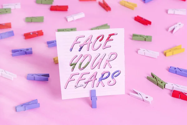 Tekst pisania słów Face Your Fears. Koncepcja biznesowa dla Silny i pewny siebie patrzeć w przyszłość do sukcesu Kolorowe szpilki do ubrań puste przypomnienie różowy podłogi tło biurowe pin. — Zdjęcie stockowe