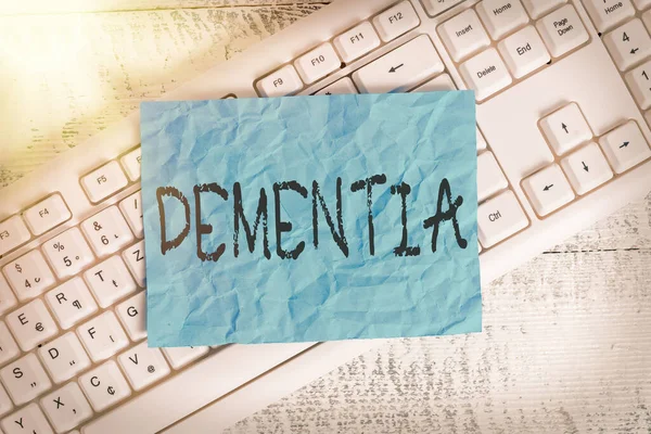 Dementia 'yı gösteren bir mesaj. Kavramsal fotoğraf, hafıza kaybı olan hastalıklar ve rahatsızlıklar için kullanılan genel bir kelimedir. Beyaz klavye ofisi boş dikdörtgen şekilli kağıt, ahşap hatırlatıcısı sağlar.. — Stok fotoğraf