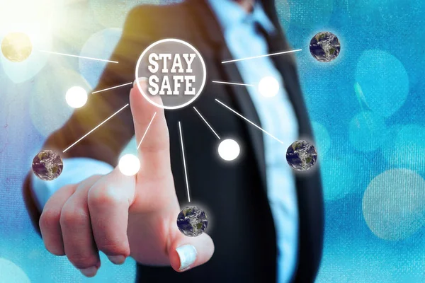 Konceptuell handstil som visar Stay Safe. Affärsfoto visa upp säker från hot om fara, skada eller plats att hålla artiklar Solsystemet bild. Delar av denna bild tillhandahålls av NASA. — Stockfoto