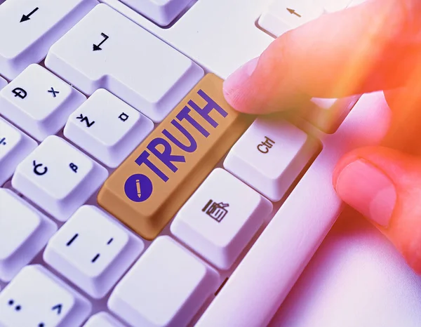 Truth 'u gösteren bir not yazıyorum. İş fotoğrafı gösterimi, beyaz tuş alanının üzerindeki boş not kağıdıyla standart beyaz pc klavyesine uymak anlamına geliyordu..